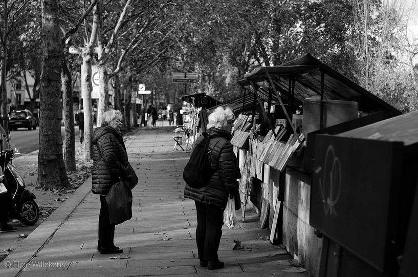 Paris - Two ladies browse at the Bouquinistes by Eline Willekens