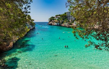 Idyllisch uitzicht op de baai van Cala Santanyi, een prachtig strand op het eiland Mallorca, van Alex Winter