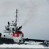 De sleepboot gaat vol in actie in de haven van scheepskijkerhavenfotografie