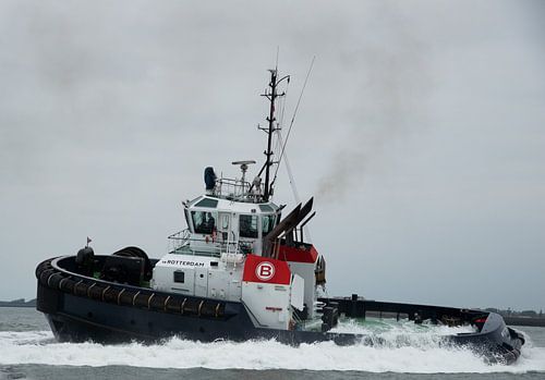 De sleepboot gaat vol in actie in de haven