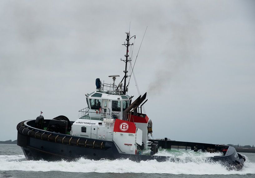 Schlepper nimmt im Hafen volle Fahrt auf von scheepskijkerhavenfotografie