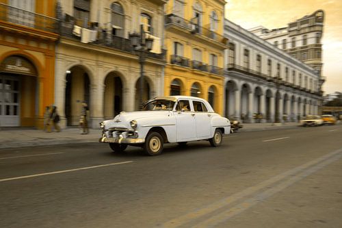Oldtimer classic car in Cuba in het centrum van Havana. One2expose Wout kok Photography. 