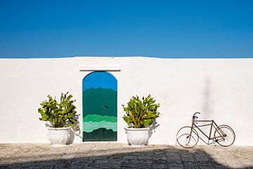 Blauwe instagram deur in Ostuni - Puglia - Italie van Anouk Raaphorst