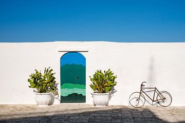 Porte instagram bleue à Ostuni - Puglia - Italie sur Anouk Raaphorst