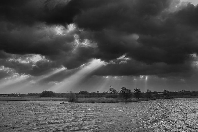 Sturm über dem Fluss Lek von Yvonne Smits