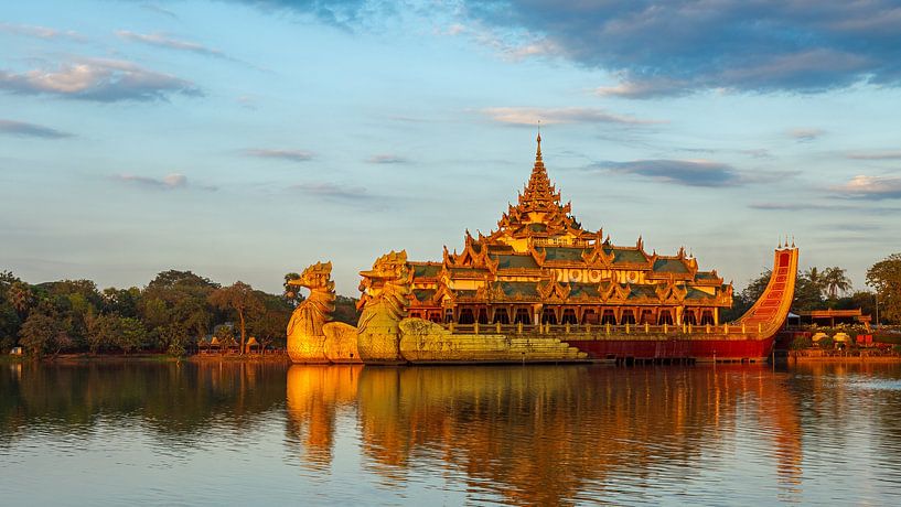 Die königliche Barke in Yangon von Roland Brack