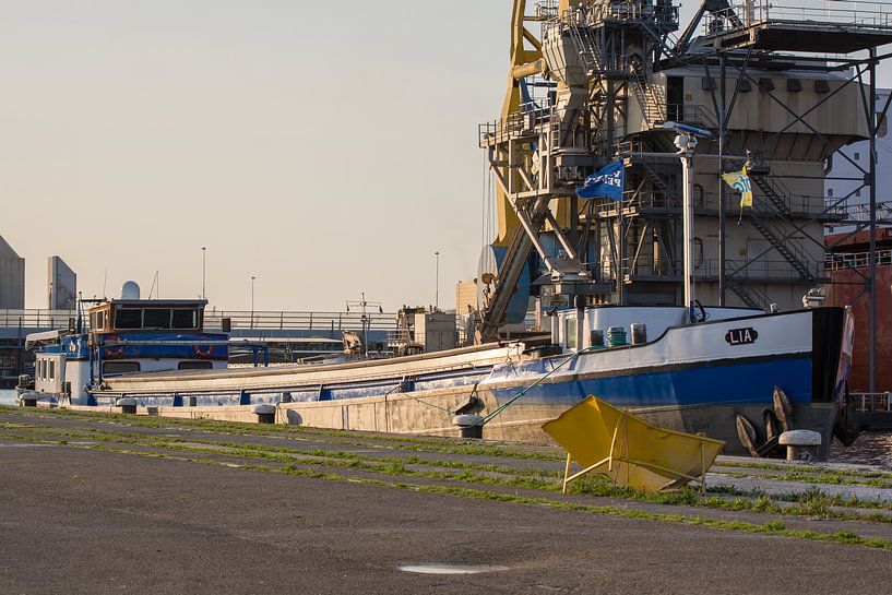 Binnenvaartschip afgemeerd in de haven Amsterdam. van scheepskijkerhavenfotografie