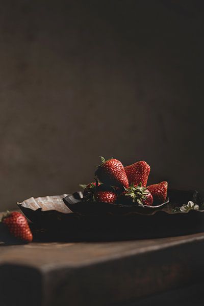 Strawberries to scale by Anoeska Vermeij Fotografie
