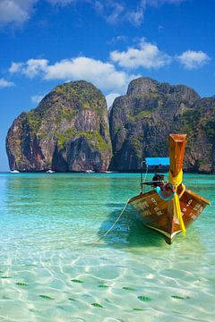 Longtail boot op Maya strand Thailand van Tilo Grellmann