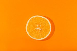 Scheibe Orange vor orangem Hintergrund von Ans van Heck