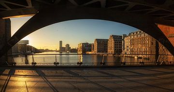 Sonnenaufgang von der Oberbaumbrücke in Berlin aus gesehen