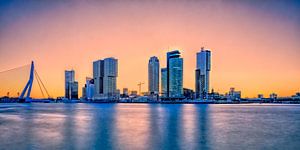 Lever du soleil sur la ligne d'horizon de Rotterdam