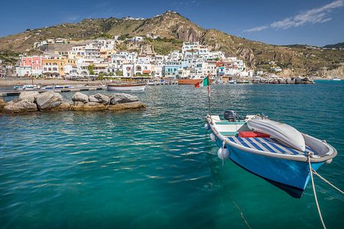 Azuurblauw Sant Angelo op Ischia van Christian Müringer