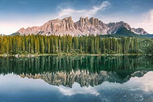Bergsee mit schöner Spiegelung in den Dolomiten
