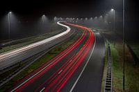 Koplampen en achterlichten op de A44 snelweg bij Abbenes
