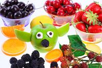 Lustiger Apfel Yoda mit Dekorationsfrüchten