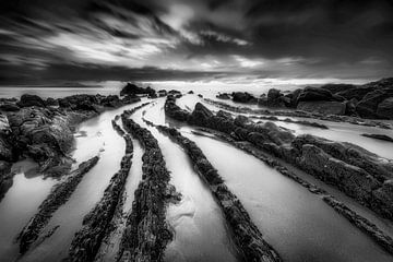 Paysage côtier du nord de l'Espagne en noir et blanc. sur Manfred Voss, Schwarz-weiss Fotografie