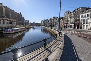 Rokin-Straße und -Kanal in Amsterdam an einem Werktag morgens auf Anraten der niederländischen Regie