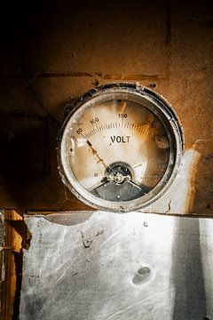 Oude voltmeter in verlaten werkplaats van Infinite Decay