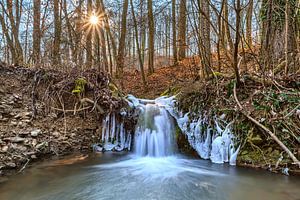 Kleiner Wasserfall im Winterwald