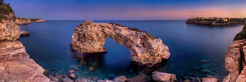 Rotspoort Es Pontas op Mallorca bij zonsondergang