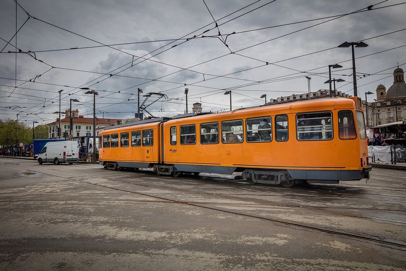Oranje tram in centrum van Turijn, Italië van Joost Adriaanse