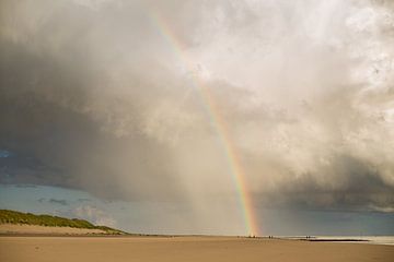 Duinen, regenboog en heerlijke luchten boven Amelander strand van Nicole Nagtegaal