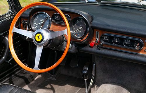 Ferrari 275 GTS Italiaans klassiek sportwagen interieur