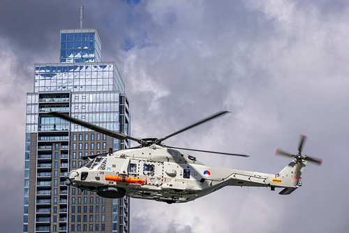 NH90 helicopter vliegt langs zalmhaventoren