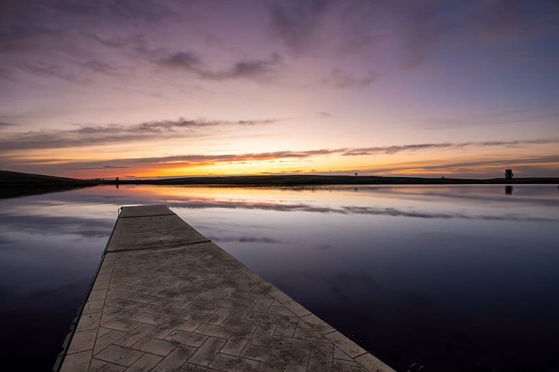 Serene rust bij zonsondergang aan de waterkant van Christiaan Poot