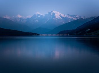 Ortler am Reschensee in avondlicht Italie