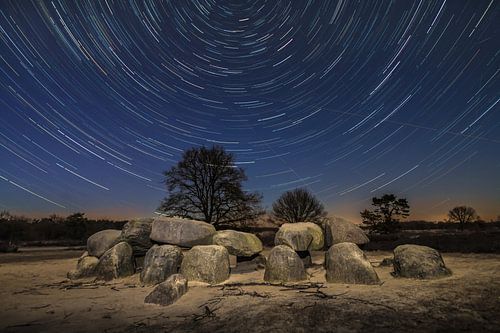 Startrails boven Hunebed.