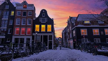 Stadsgezicht van besneeuwd Amsterdam bij zonsondergang van Eye on You