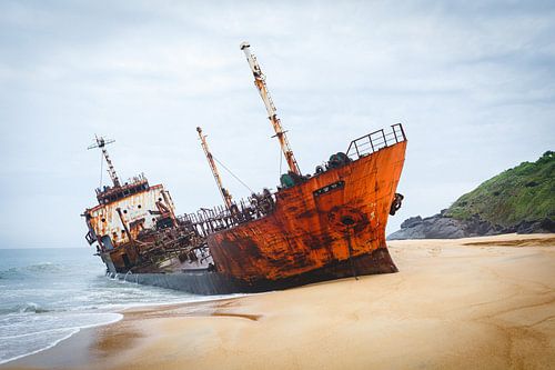 Scheepswrak op een verlaten strand in West Afrika