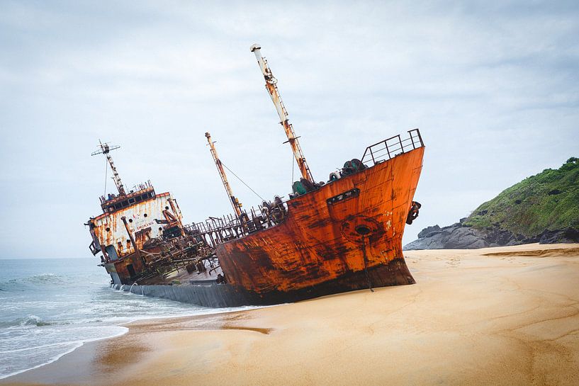 Scheepswrak op een verlaten strand in West Afrika van Bart van Eijden