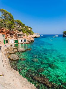 Idyllischer Blick auf die Strandbucht Cala Llombards, Insel Mallorca, Spanien