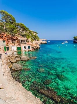 Idyllisch uitzicht op Cala Llombards strandbaai, eiland Mallorca, Spanje van Alex Winter