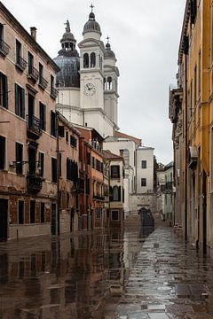 Straten van regenachtig  Venetie, Italie van Marco Leeggangers