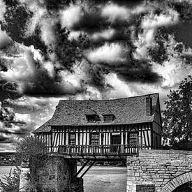 Oud betimmerd watermolenhuis op de brug van de rivier de seine, vernon, normandië, frankrijk, europa van ChrisWillemsen