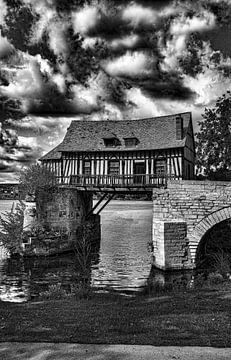 Oud betimmerd watermolenhuis op de brug van de rivier de seine, vernon, normandië, frankrijk, europa van ChrisWillemsen