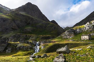 Abgelegenes Bauernhaus in der Natur der französischen Alpen