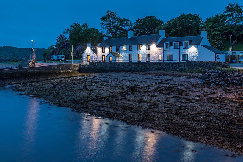 Herberg in Ardgour aan Loch Linnhe 's avonds, Corran van Christian Müringer