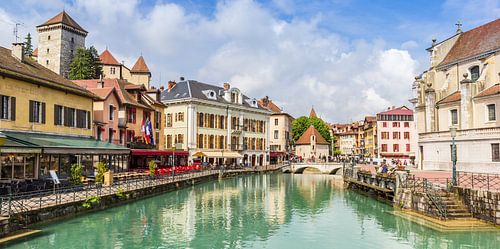 Panorama van turquoise water in de Thiou rivier door het historische centrum van Annecy