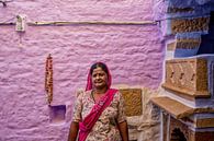 Indiaanse vrouw vooraan van geschilderde muur. van Tjeerd Kruse thumbnail