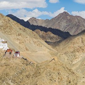 Klooster en landschap in de hooglanden van Ladakh van Walter G. Allgöwer
