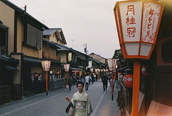 Geisha in einer traditionellen Straße – Kyoto