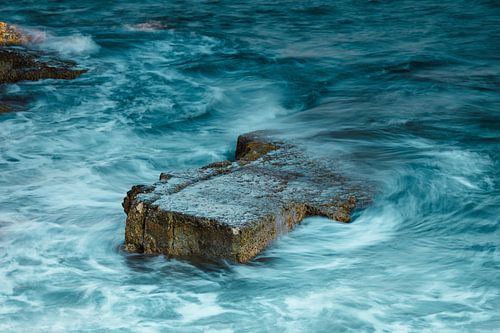 Lange sluitertijd van een rots aan de kust, Paphos, Cyprus