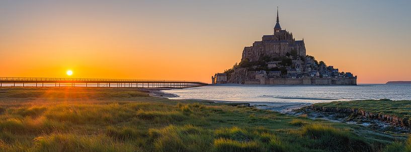 Panorama en zonsondergang bij de Mont Saint-Michel in Normandië van Henk Meijer Photography