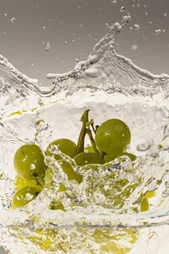 Weintrauben fallen ins Wasser 1 von Marc Heiligenstein