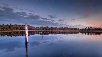 Une nouvelle journée aux couleurs d'automne se reflétant dans le lac sur Michel Seelen
